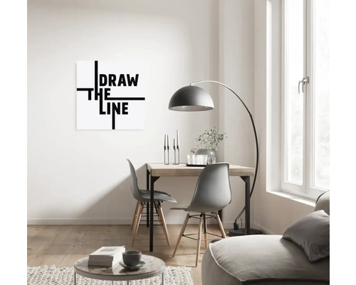 Wohnzimmer mit Esstisch, Stühlen, Bogenlampe und Leinwandbild mit dem Schriftzug Draw the Line.