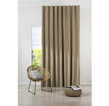 Rideau devant la fenêtre avec fauteuil et tabouret dans une pièce lumineuse