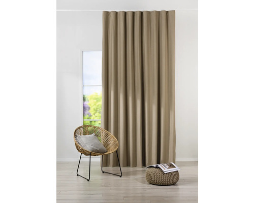 Rideau devant la fenêtre avec fauteuil et tabouret dans une pièce lumineuse