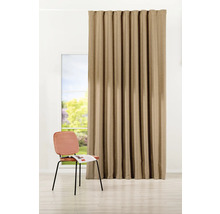 Beiger Vorhang neben Fenster und Stuhl