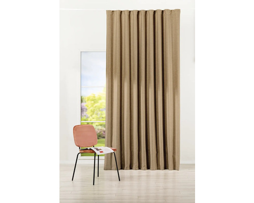 Beiger Vorhang neben Fenster und Stuhl