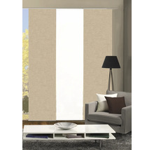 Salon avec rideaux coulissants, canapé, lampadaire et table basse