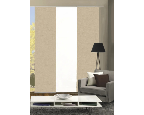 Salon avec rideaux coulissants, canapé, lampadaire et table basse