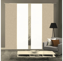 Salon avec rideaux japonais, lampe, fauteuil et table