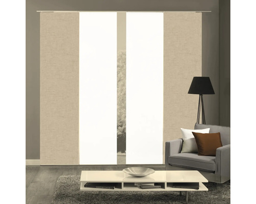 Salon avec rideaux japonais, lampe, fauteuil et table