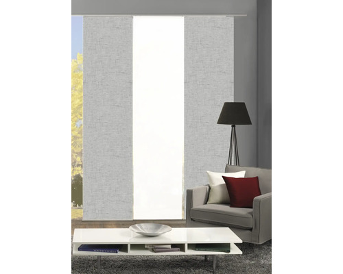 Salon avec rideaux coulissants et canapé