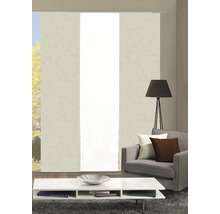 Salon avec store coulissant, fauteuil, lampadaire et table basse