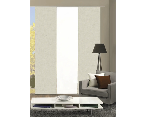 Salon avec store coulissant, fauteuil, lampadaire et table basse