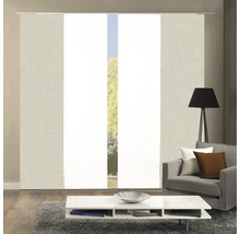 Salon avec rideaux coulissants devant la fenêtre