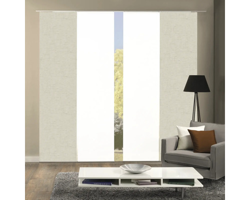 Salon avec rideaux coulissants devant la fenêtre