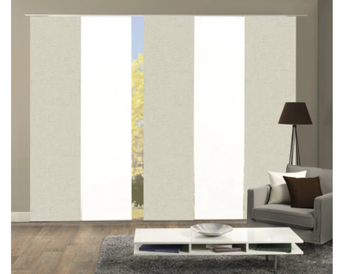 Salon avec rideaux coulissants pour la décoration de fenêtres