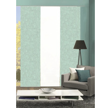 Salon avec rideaux coulissants, fauteuil, lampe et table