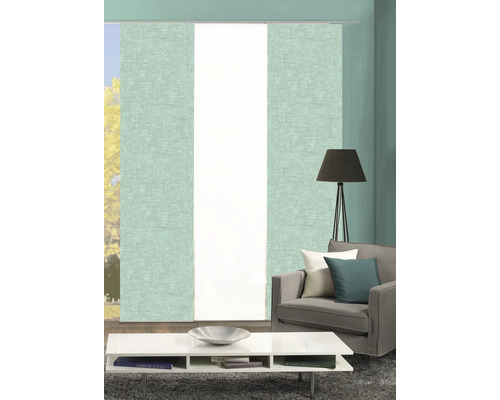 Salon avec rideaux coulissants, fauteuil, lampe et table