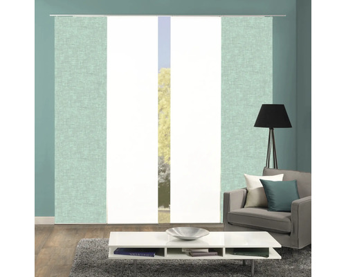 Salon avec rideaux coulissants devant la fenêtre