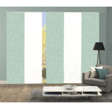 Salon avec rideaux coulissants devant la fenêtre