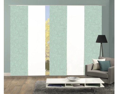 Salon avec rideaux coulissants devant la fenêtre