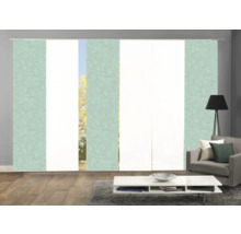 Salon avec rideaux coulissants devant la fenêtre