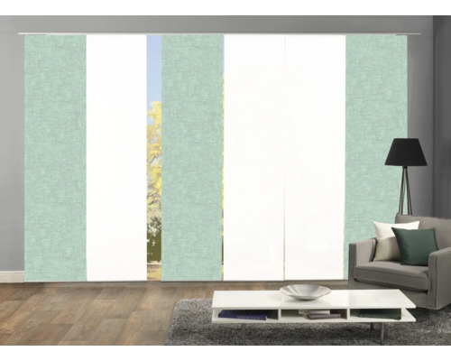 Salon avec rideaux coulissants devant la fenêtre