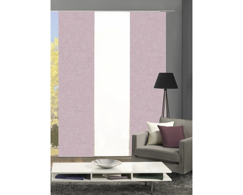 Salon avec rideaux japonais, canapé et table.