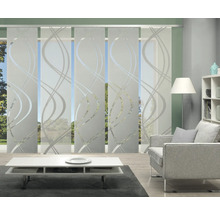 Salon avec rideaux coulissants à motif ondulé devant une fenêtre