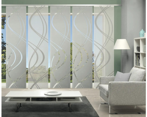 Salon avec rideaux coulissants à motif ondulé devant une fenêtre