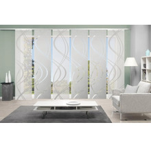 Salon avec panneaux coulissants à motifs ondulés pour la décoration de fenêtres