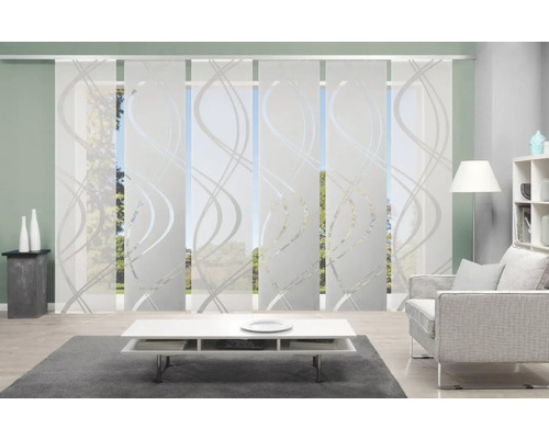 Salon avec panneaux coulissants à motifs ondulés pour la décoration de fenêtres