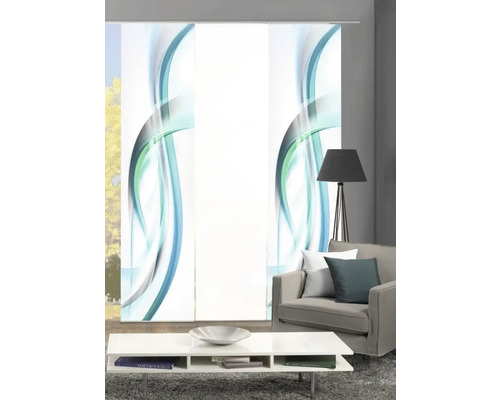 Salon avec rideaux coulissants à motif ondulé, canapé et table