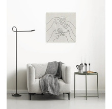 Wohnzimmer-Szene mit Sessel, Stehlampe, Beistelltisch und Wandbild mit Händen