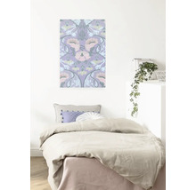 Schlafzimmer mit Bett und dekorativem Wandbild mit Blumenmuster
