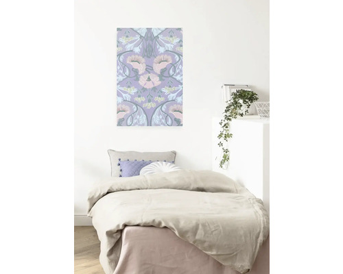 Schlafzimmer mit Bett und dekorativem Wandbild mit Blumenmuster