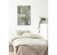 Schlafzimmer mit Bett und Wandbild mit geometrischen Formen