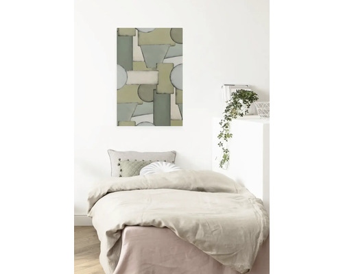 Schlafzimmer mit Bett und Wandbild mit geometrischen Formen