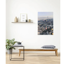 Dekoratives Interieur mit Bank, Beistelltisch und Wandbild mit Heißluftballons