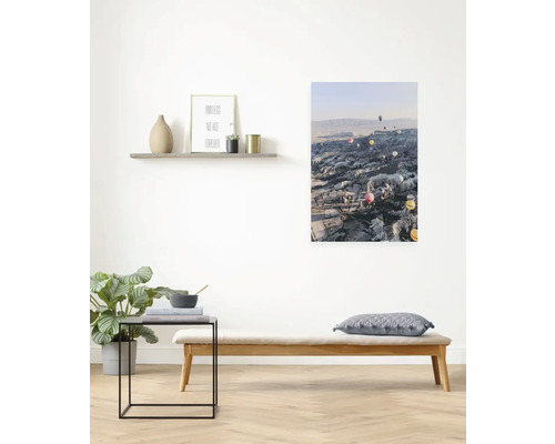 Dekoratives Interieur mit Bank, Beistelltisch und Wandbild mit Heißluftballons