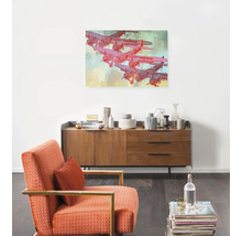 Wohnzimmer mit Sessel, Sideboard und Leinwanddruck mit Flugzeugmotiv