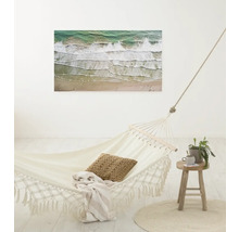 Pièce lumineuse avec hamac, table d''appoint et tableau mural sur le thème de la plage