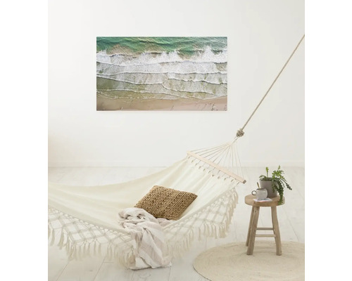 Helles Zimmer mit Hängematte, Beistelltisch und Wandbild mit Strandmotiv