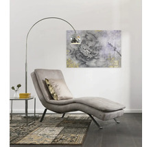 Wohnzimmer mit Liege, Stehlampe und Wandbild