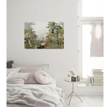 Schlafzimmer mit Bett und Wandbild mit Dschungelmotiv