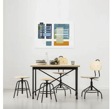 Table de salle à manger avec chaises et tabouret devant un tableau