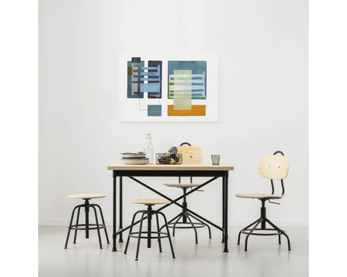 Esstisch mit Stühlen und Hocker vor einem Gemälde