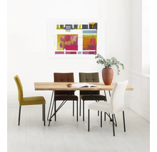 Esszimmer mit Holztisch und vier Stühlen mit unterschiedlichen Farben