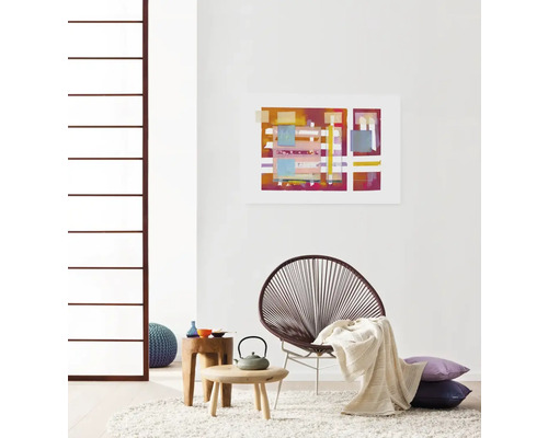 Wohnzimmer mit Stuhl, Teppich, Beistelltischen und Kunstwerk