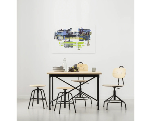 Table de salle à manger avec chaises et décoration dans une pièce lumineuse.