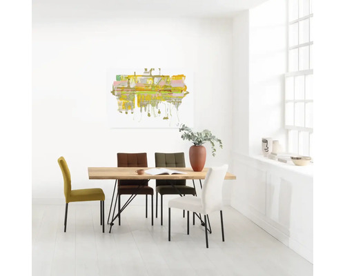 Esstischgruppe mit Holztisch und vier Stühlen in einem hellen Raum