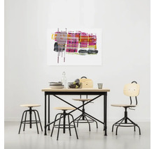 Salle à manger avec table, chaises et tableau mural abstrait pour une ambiance claire et organisée