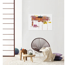 Salon avec peinture abstraite, fauteuil, tables d''appoint et tapis