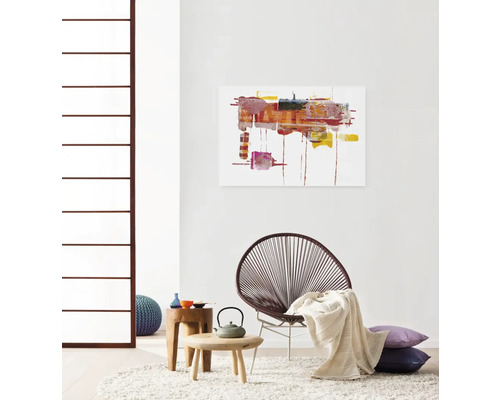 Salon avec peinture abstraite, fauteuil, tables d''appoint et tapis