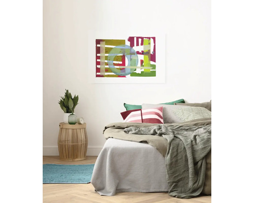 Chambre avec lit, table de chevet et œuvre d''art abstraite au mur